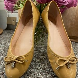 Kate Spade "Willa Bow" Camel/Beige Patent Leather Ballet Flats Shoes Size 8